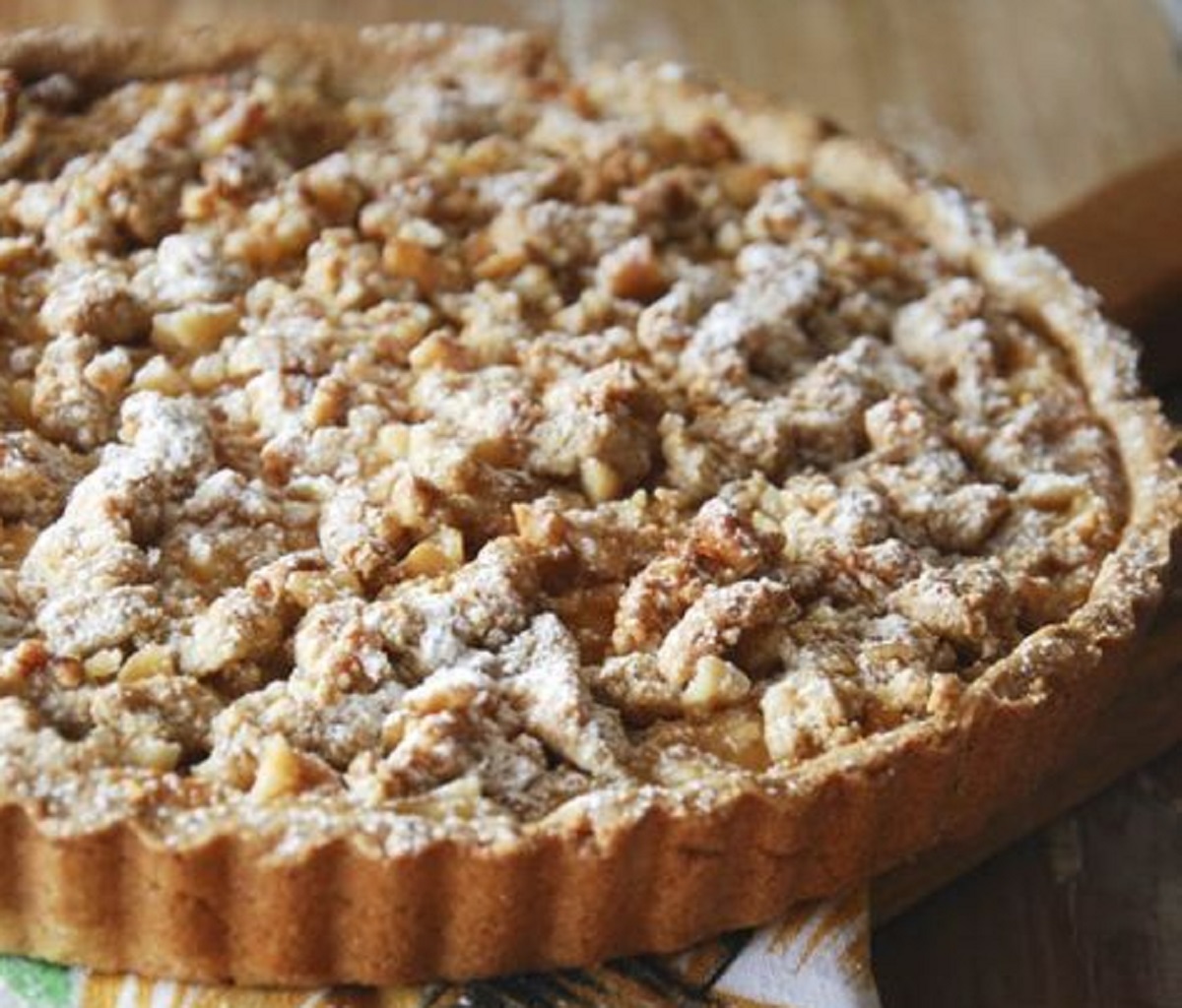 crostata biscottata con nocciolata e pere