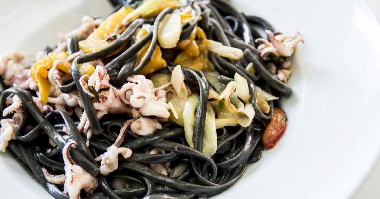 Linguine al nero di seppia con calamari