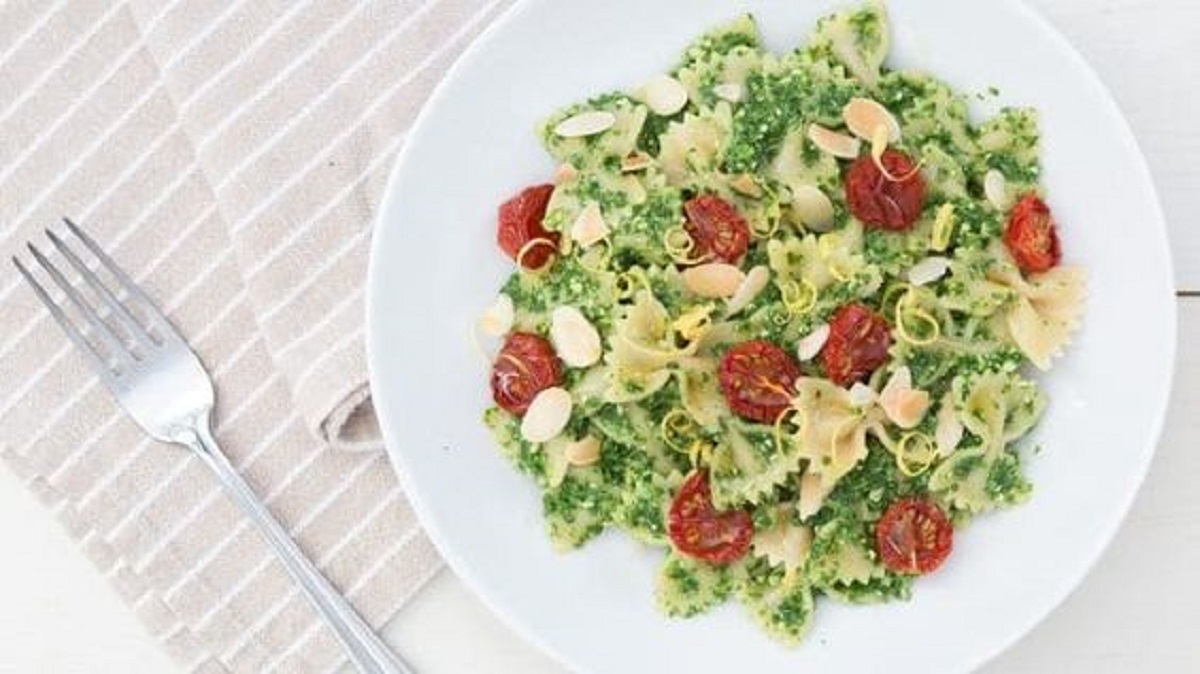 pasta al pesto di rucola e limone con pomodorini confit