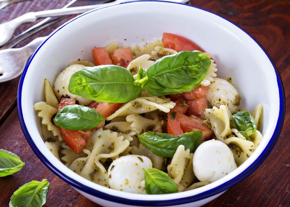 pasta al pesto, pomodori e mozzarella