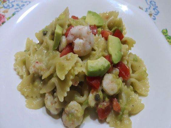 Pasta avocado, gamberetti e mozzarella