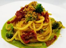 pasta con broccoli acciughe e pomodori secchi