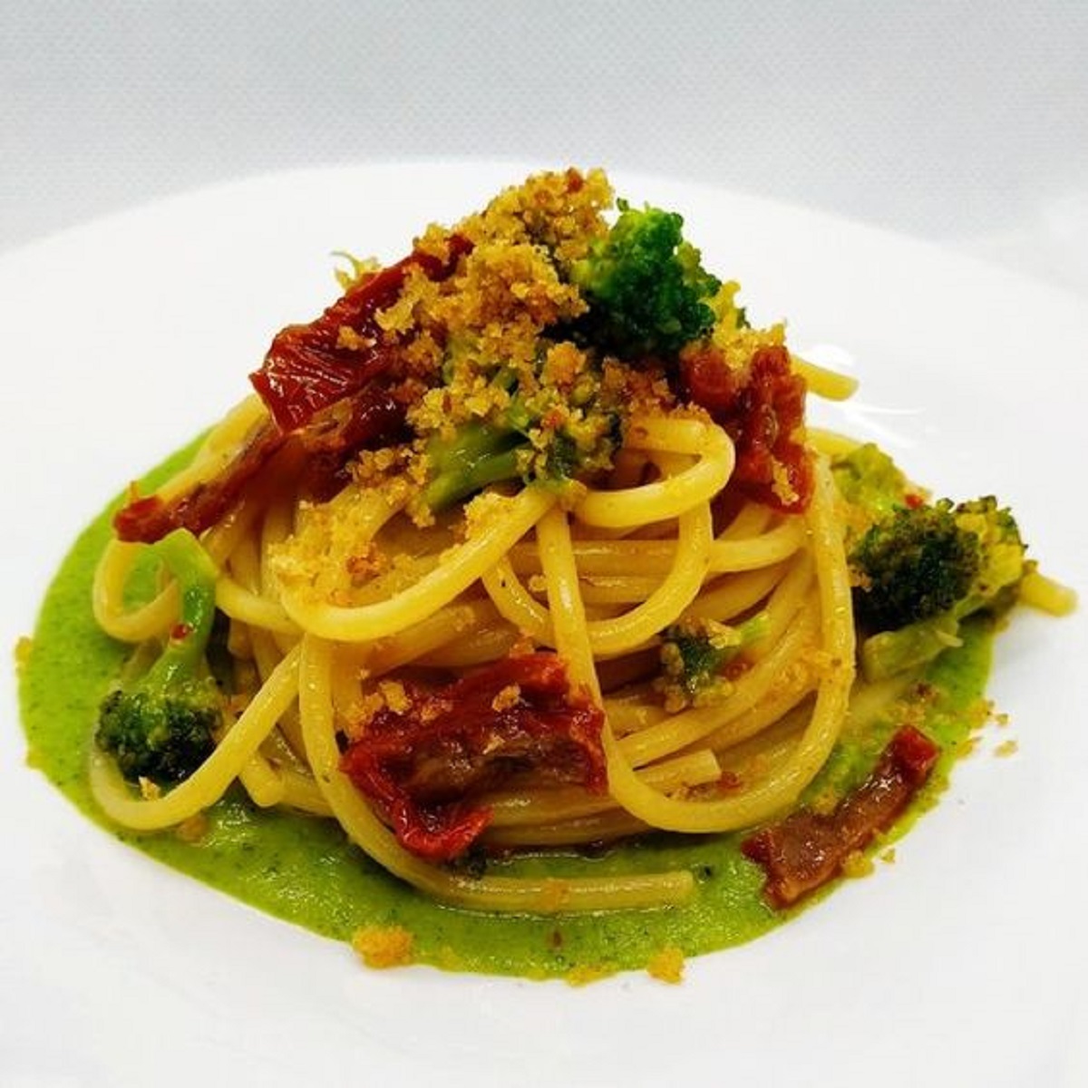 pasta con broccoli acciughe e pomodori secchi