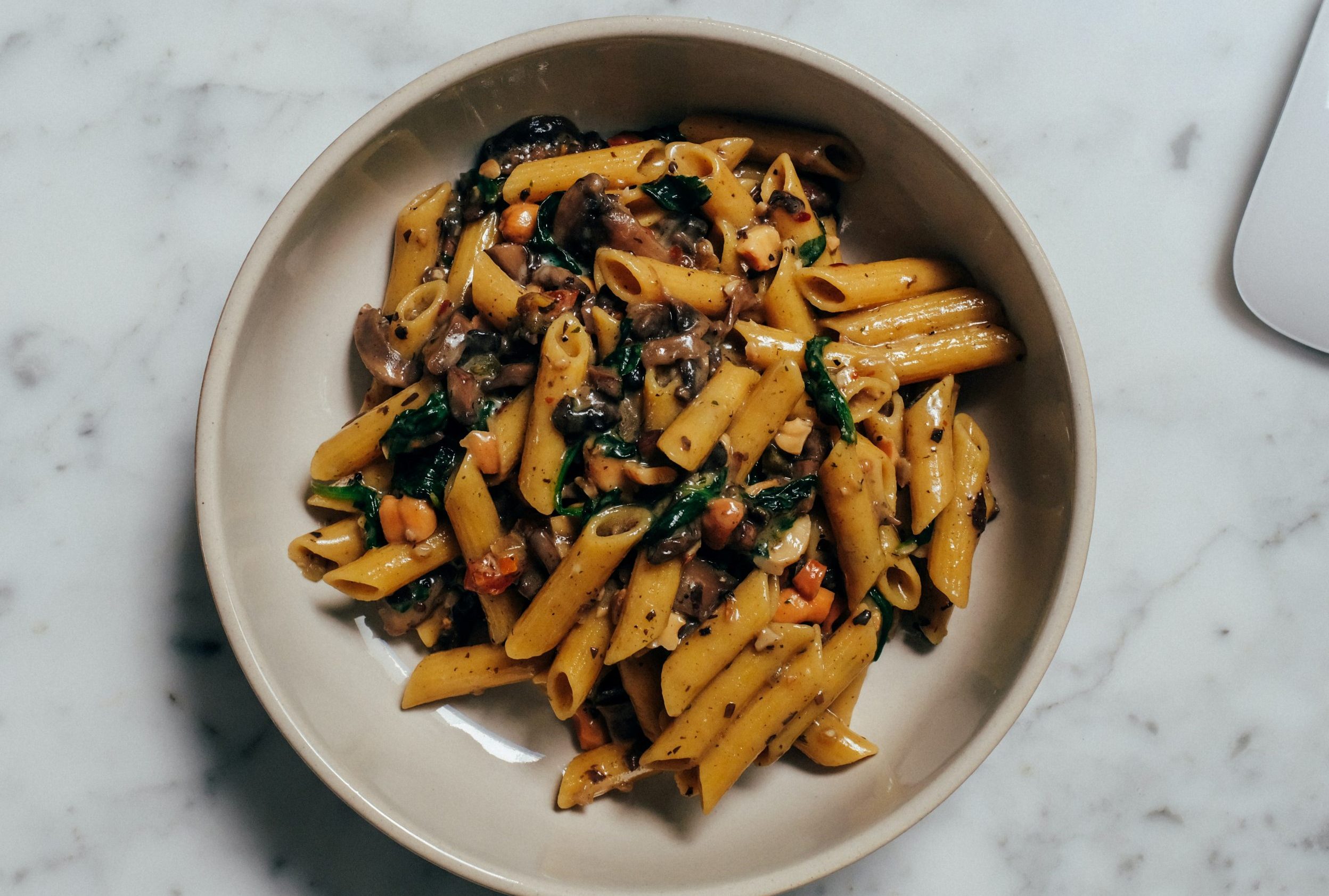 Penne alla boscaiola con panna e pomodoro