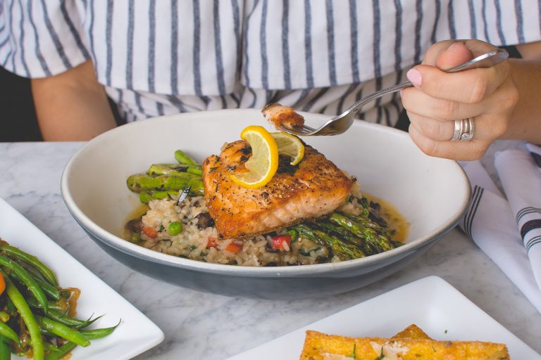 Risotto con asparagi e salmone fresco