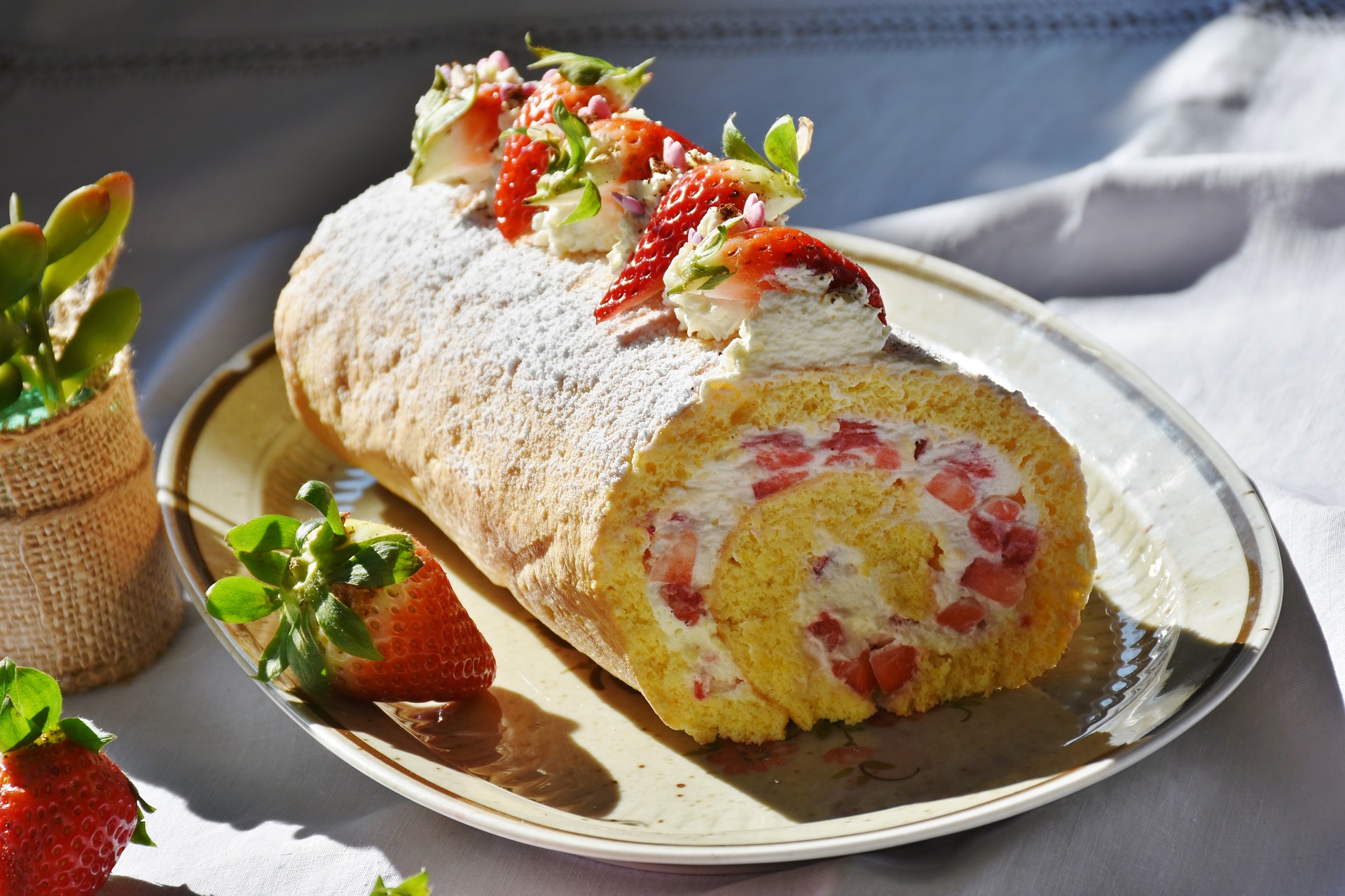 Rotolo alle fragole e panna ricetta facile