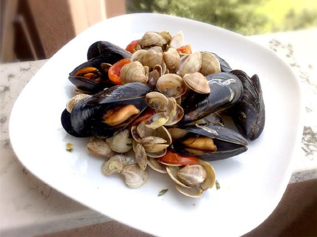 soutè di cozze e vongole al pomodoro