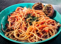 Spaghetti con crema di peperoni pesto e stracciatella