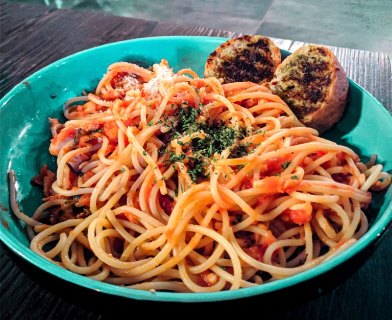 Spaghetti con crema di peperoni pesto e stracciatella