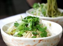 Spaghetti con germogli di soia e verdure