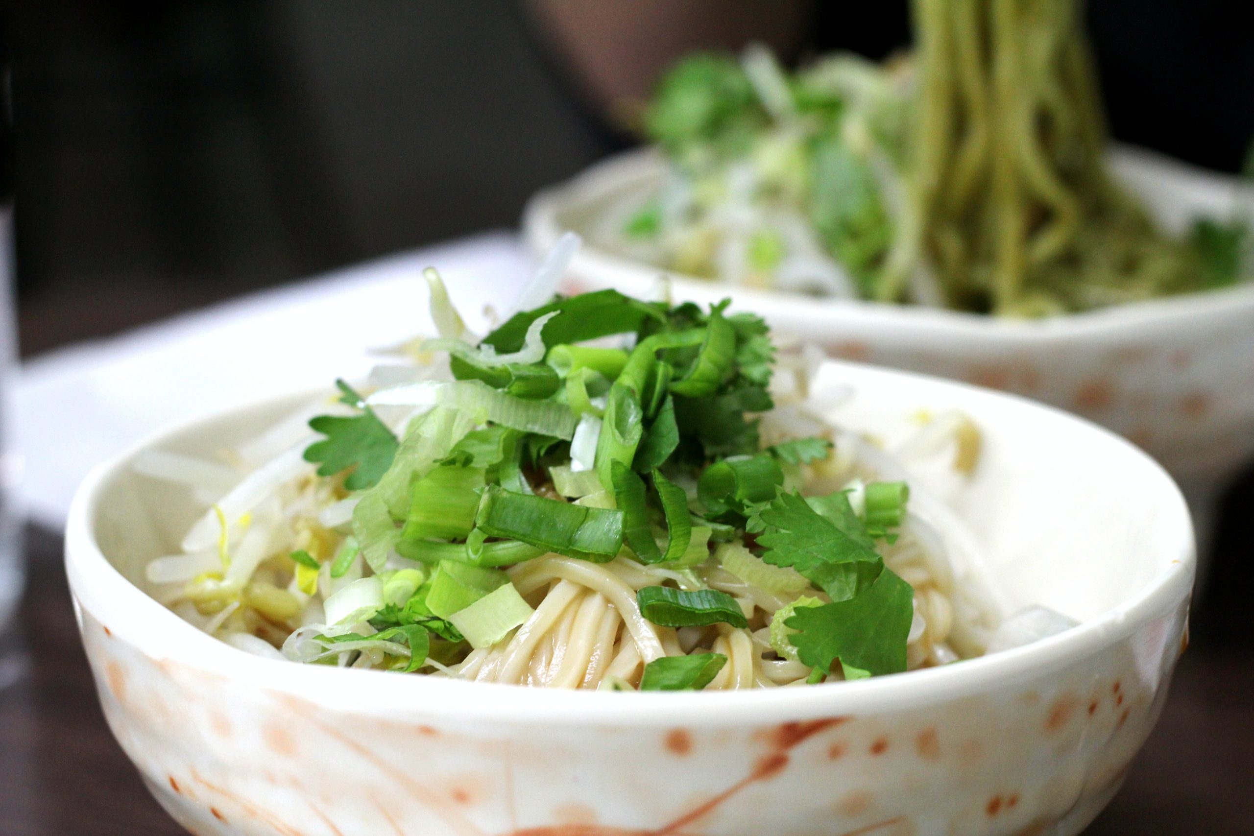 Spaghetti con germogli di soia e verdure