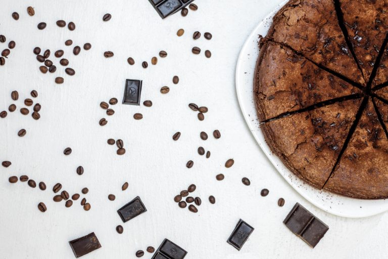 Torta con barrette di cioccolato fondente