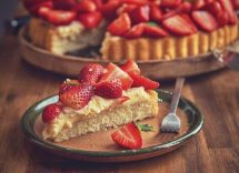 torta con crema alla vaniglia e fragole