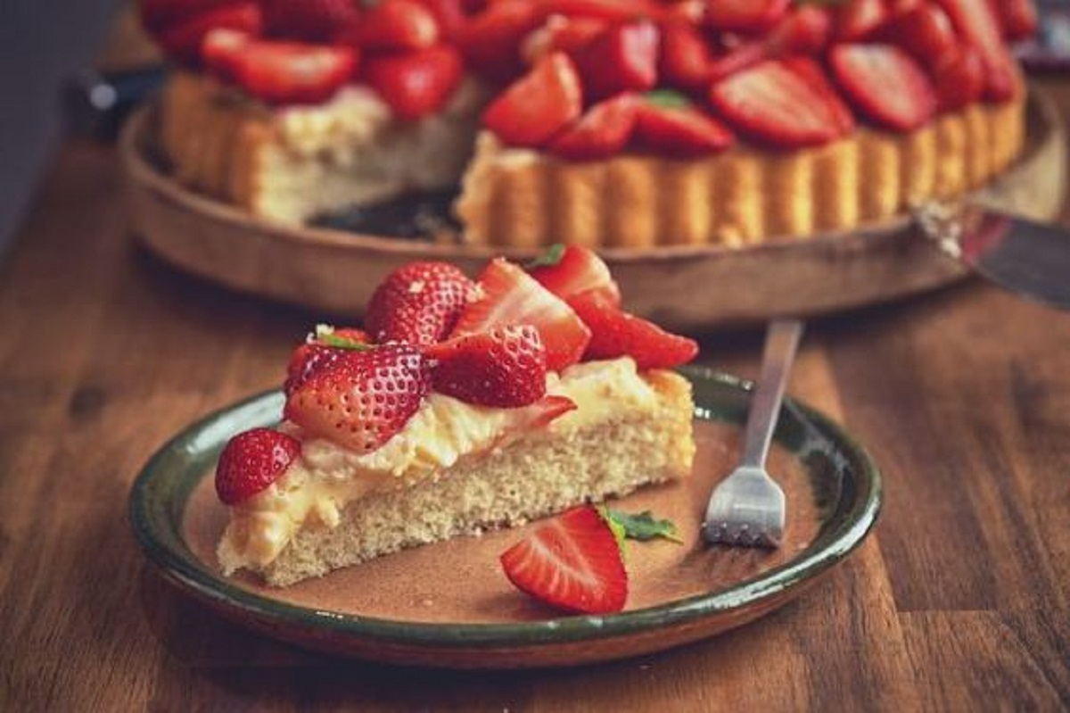 torta con crema alla vaniglia e fragole