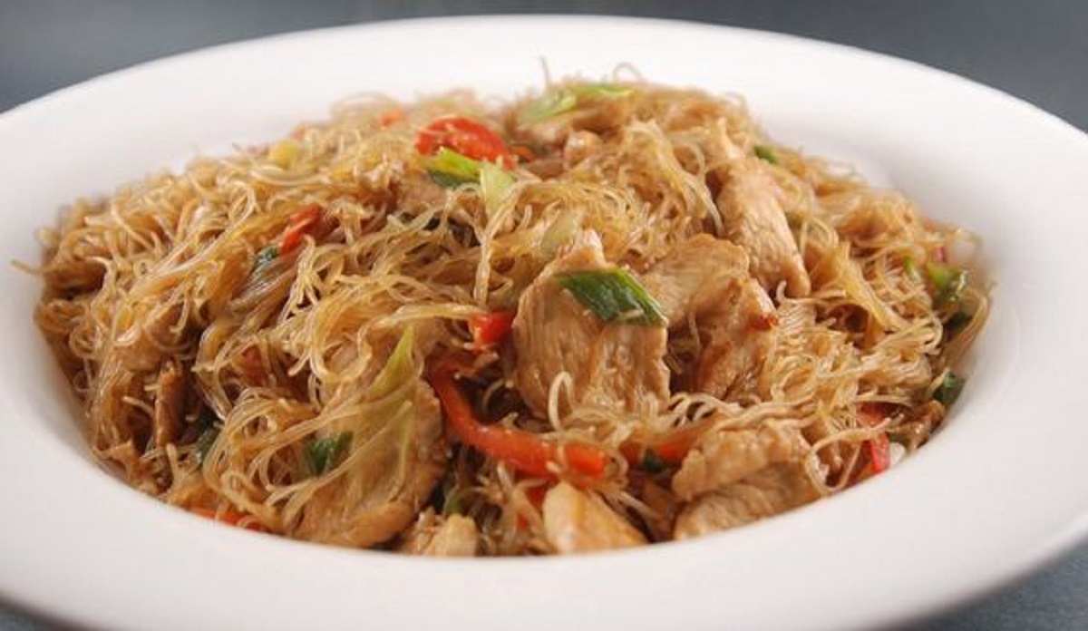 vermicelli di riso con verdure e pollo