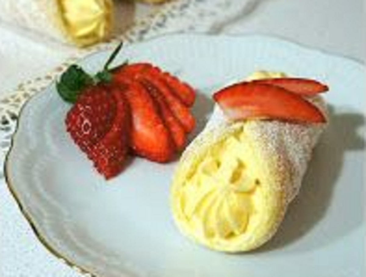 cannoli di pan di spagna con crema pasticcera