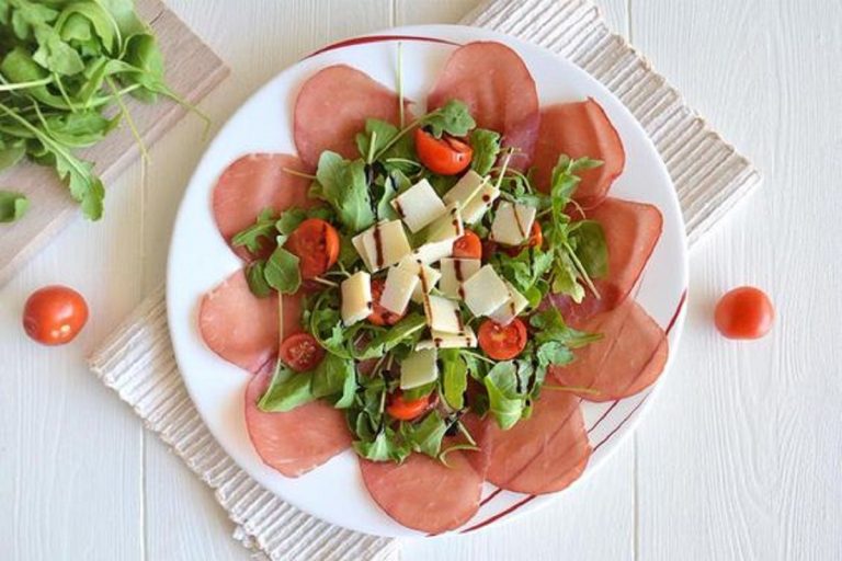 carpaccio di bresaola con rucola e grana