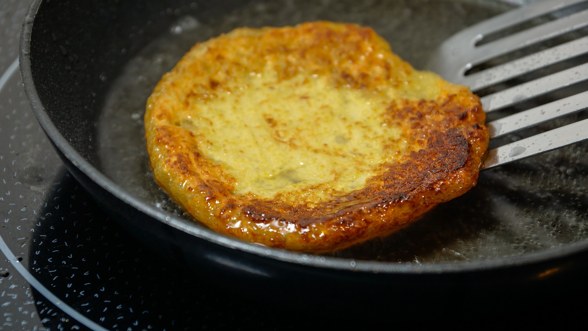 Cotolette di patate in padella ripiene di prosciutto cotto