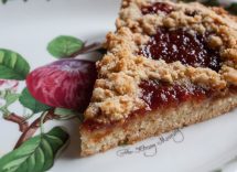 crostata con marmellata di pesche e mandorle