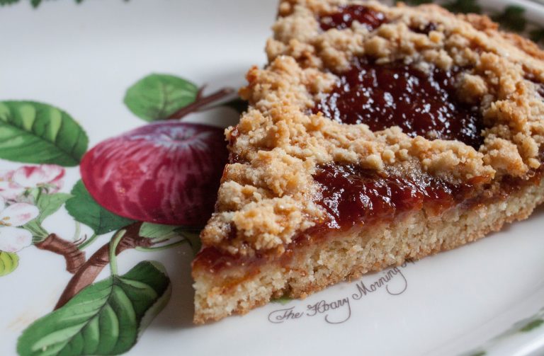 crostata con marmellata di pesche e mandorle