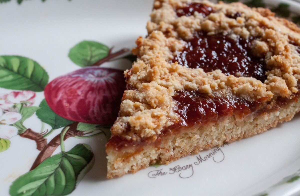 crostata con marmellata di pesche e mandorle