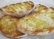 crostini salsiccia e stracchino in padella