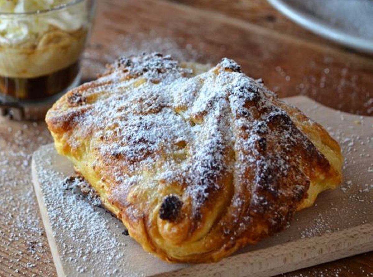 fagottini di pasta sfoglia alle pesche