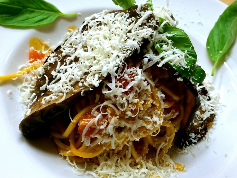 Involtini di melanzane con la pasta alla ricotta grattugiata