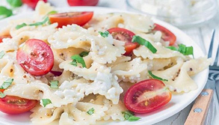 pasta con feta greca e pomodorini