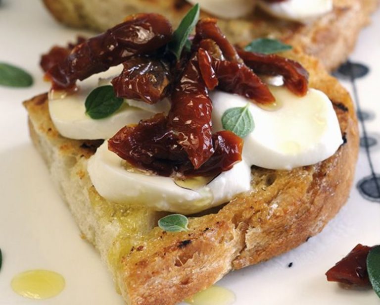 bruschette pesto e pomodori secchi