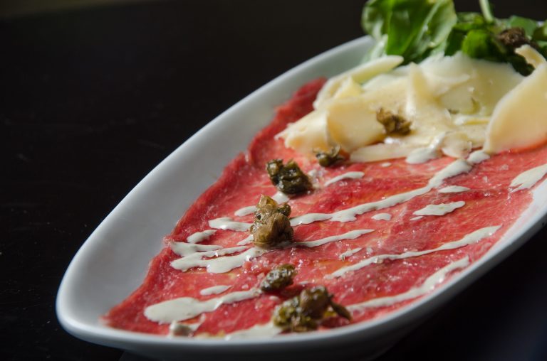 carpaccio di vitello e roquefort