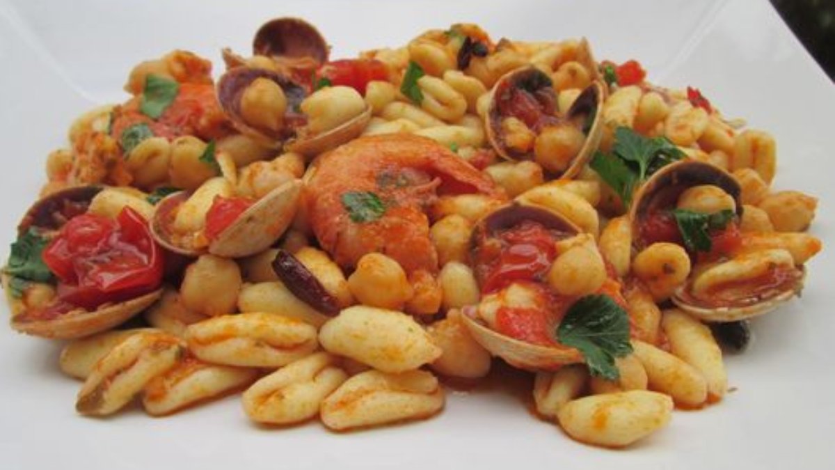 cavatelli con ceci e gamberetti