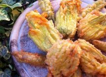 fiori di zucca fritti ripieni di mozzarella e alici