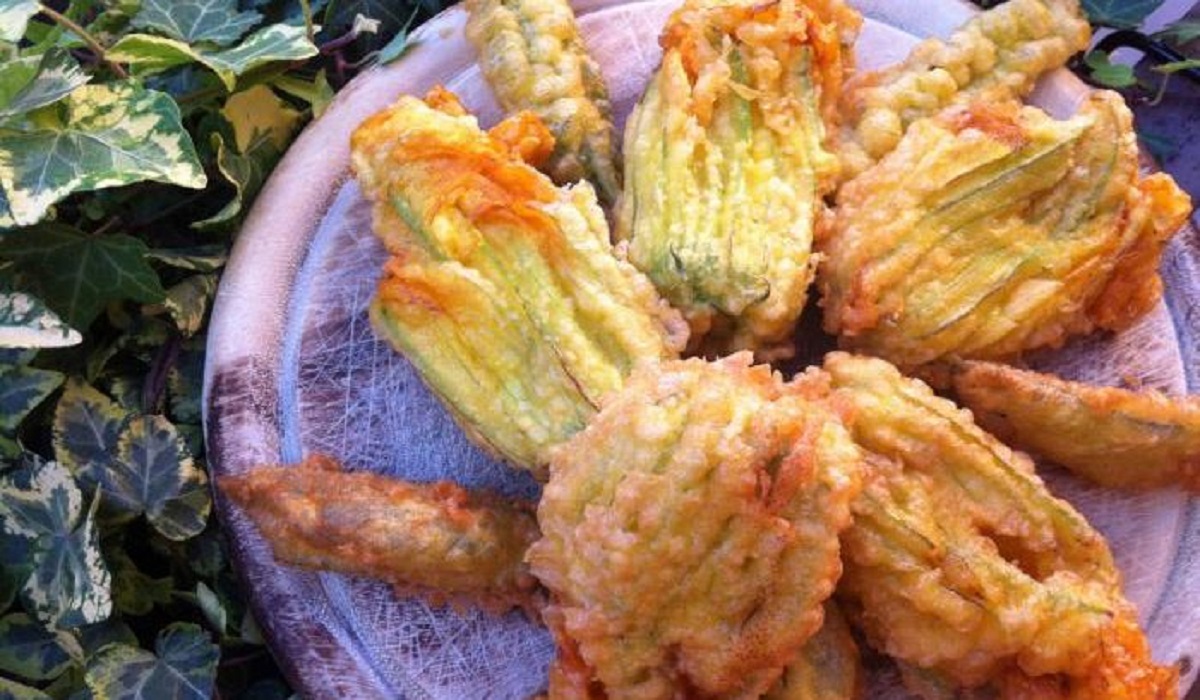 fiori di zucca fritti ripieni di mozzarella e alici