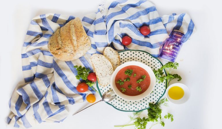 Gazpacho di anguria, pomodori e mandorle