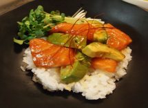 insalata di riso con salmone affumicato e avocado