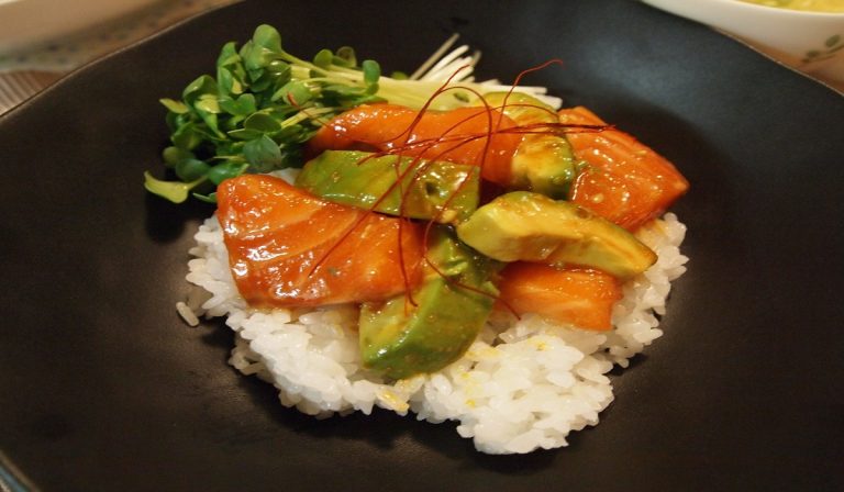 insalata di riso con salmone affumicato e avocado