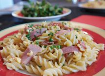 Pasta con caprino e speck