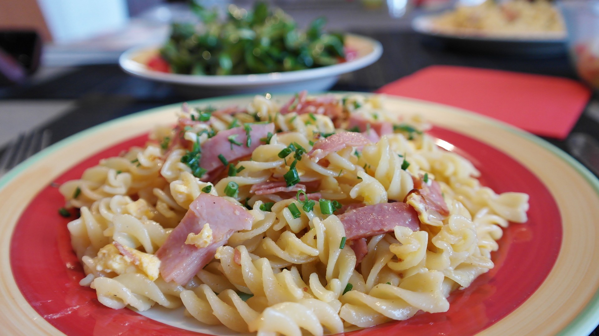 Pasta con caprino e speck