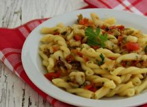 pasta con olive, capperi e provola dolce