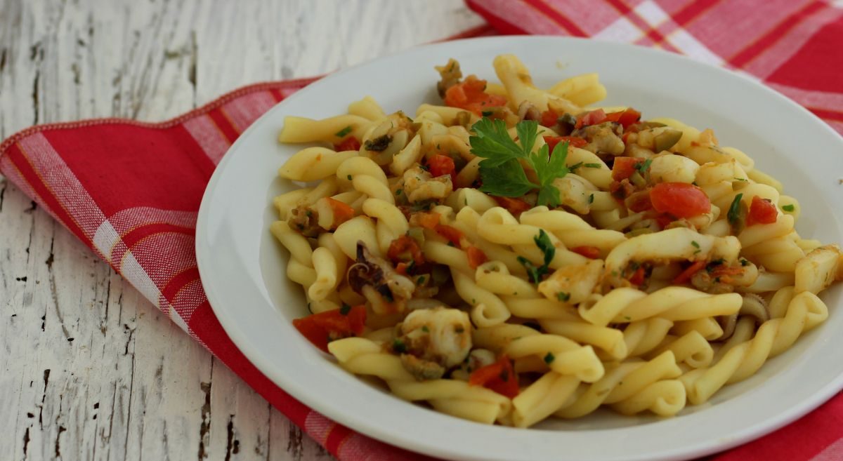 pasta con olive, capperi e provola dolce