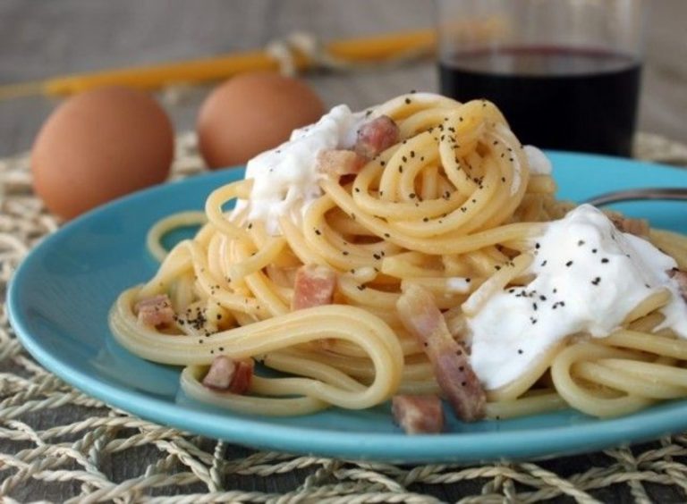 pasta con stracciatella e pancetta