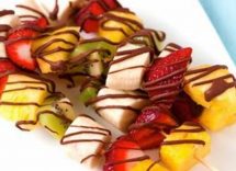 Spiedini di frutta con cioccolato