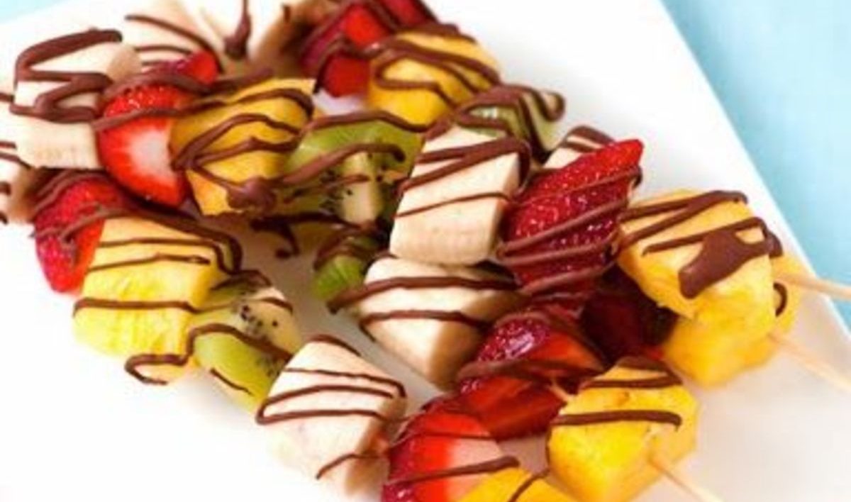 Spiedini di frutta con cioccolato