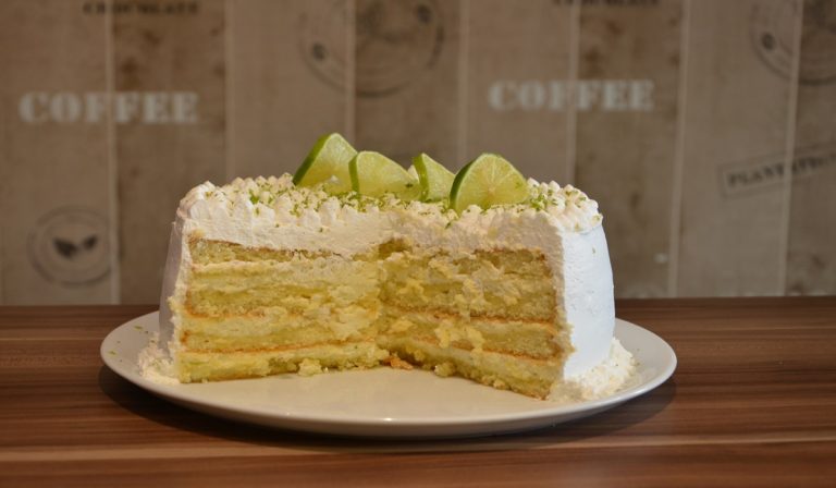 torta di pan di spagna farcita con ricotta