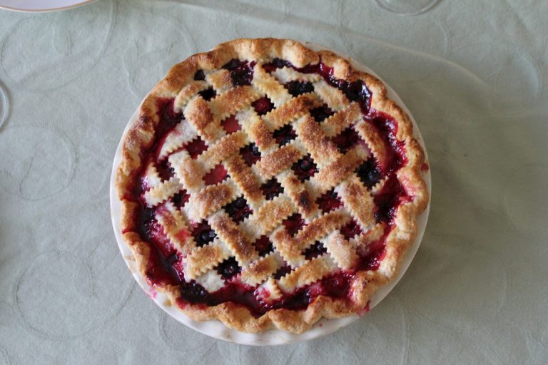 crostata con panna e marmellata