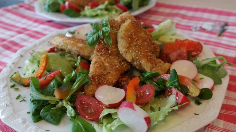 pollo alla paprika con rucola e pomodorini