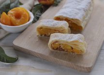 strudel di pesche sciroppate e amaretti