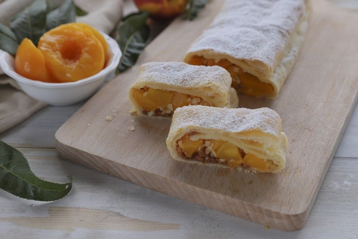 strudel di pesche sciroppate e amaretti