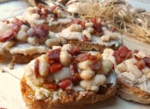 bruschette con fagioli e lardo